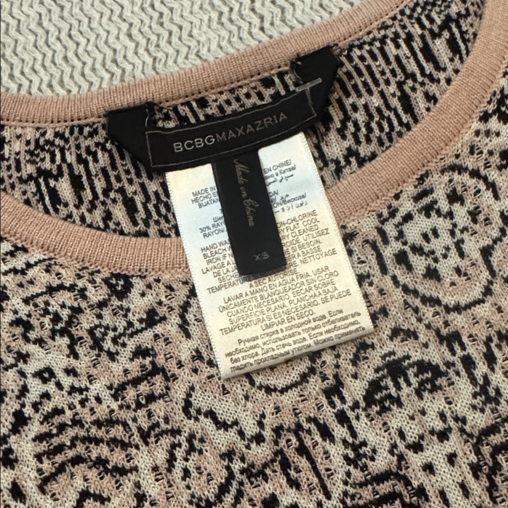 BCBG Max Azria Knit Top Blush Black Pattern Peplum Short Sleeve XS - Picture 2 of 3